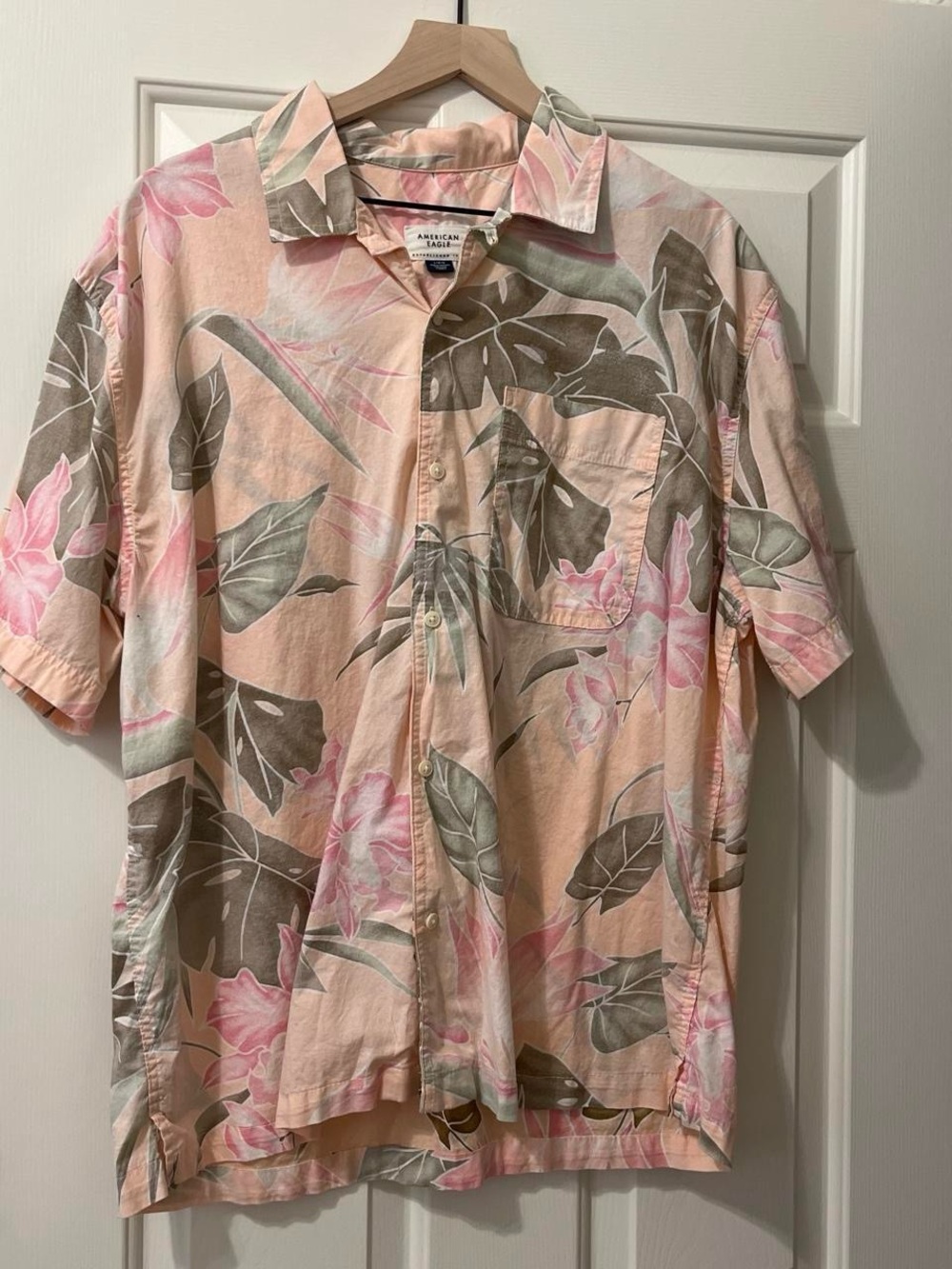 American Eagle Outfitters Peach Floral Short-Sleeve Button-Down Floral Shirt